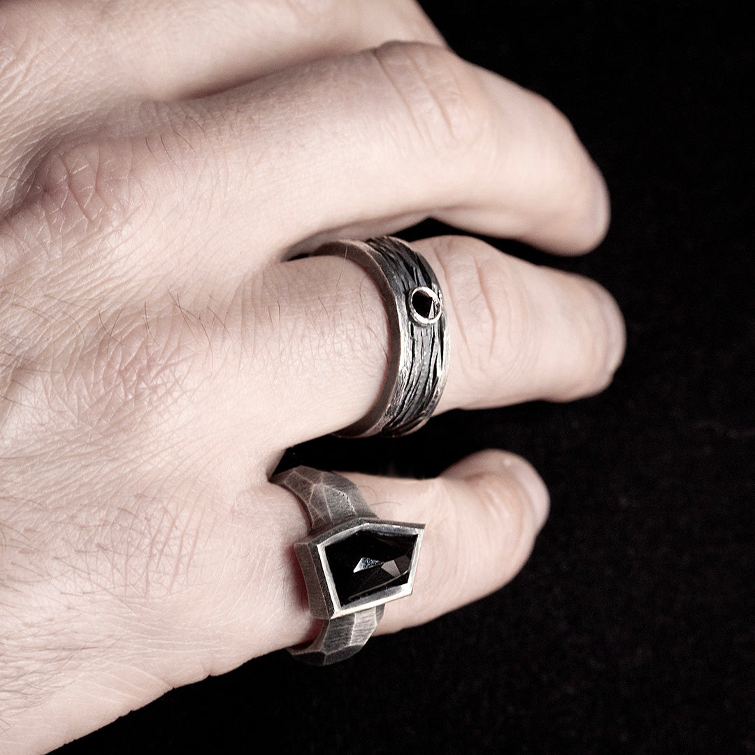 bague massive en argent noir pour homme avec un onyx noir pentagonal