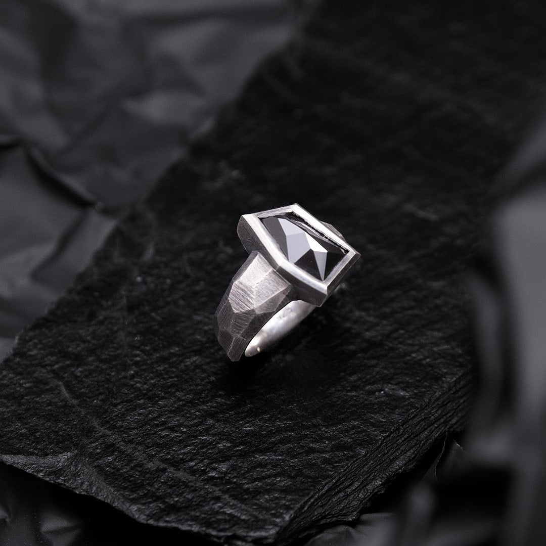 bague massive en argent noir pour homme avec un onyx noir pentagonal