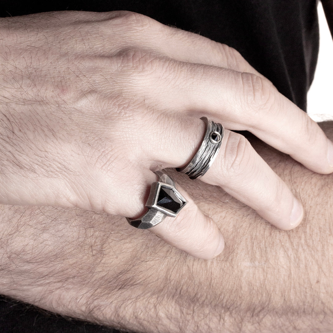 bague massive en argent noir pour homme avec un onyx noir pentagonal