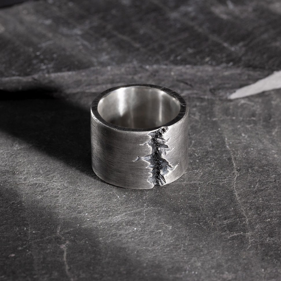 BAGUE LARGE MASSIVE EN ARGENT ET DIAMANT NOIR AVEC UN CANYON