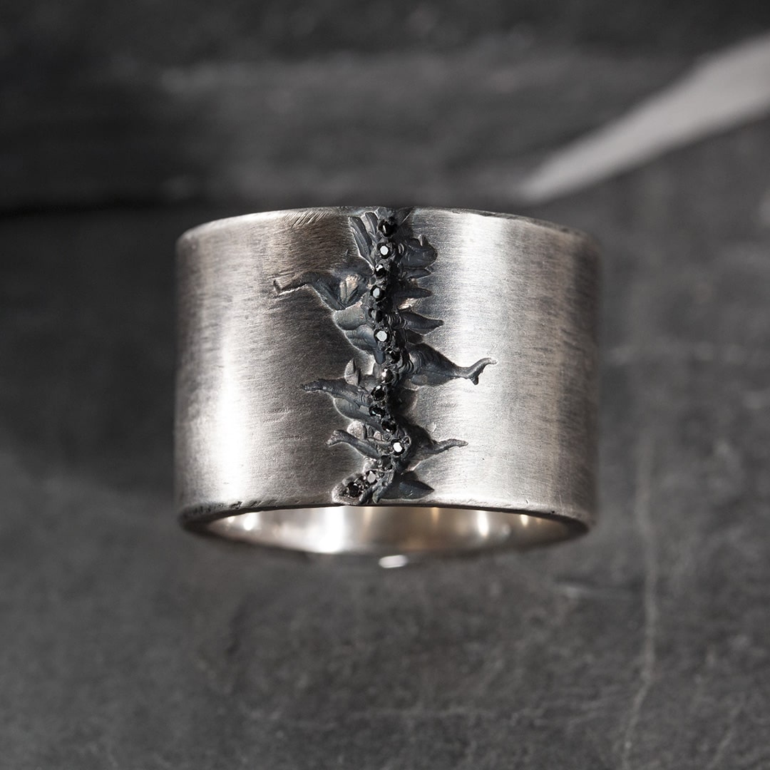BAGUE LARGE MASSIVE EN ARGENT ET DIAMANT NOIR AVEC UN CANYON