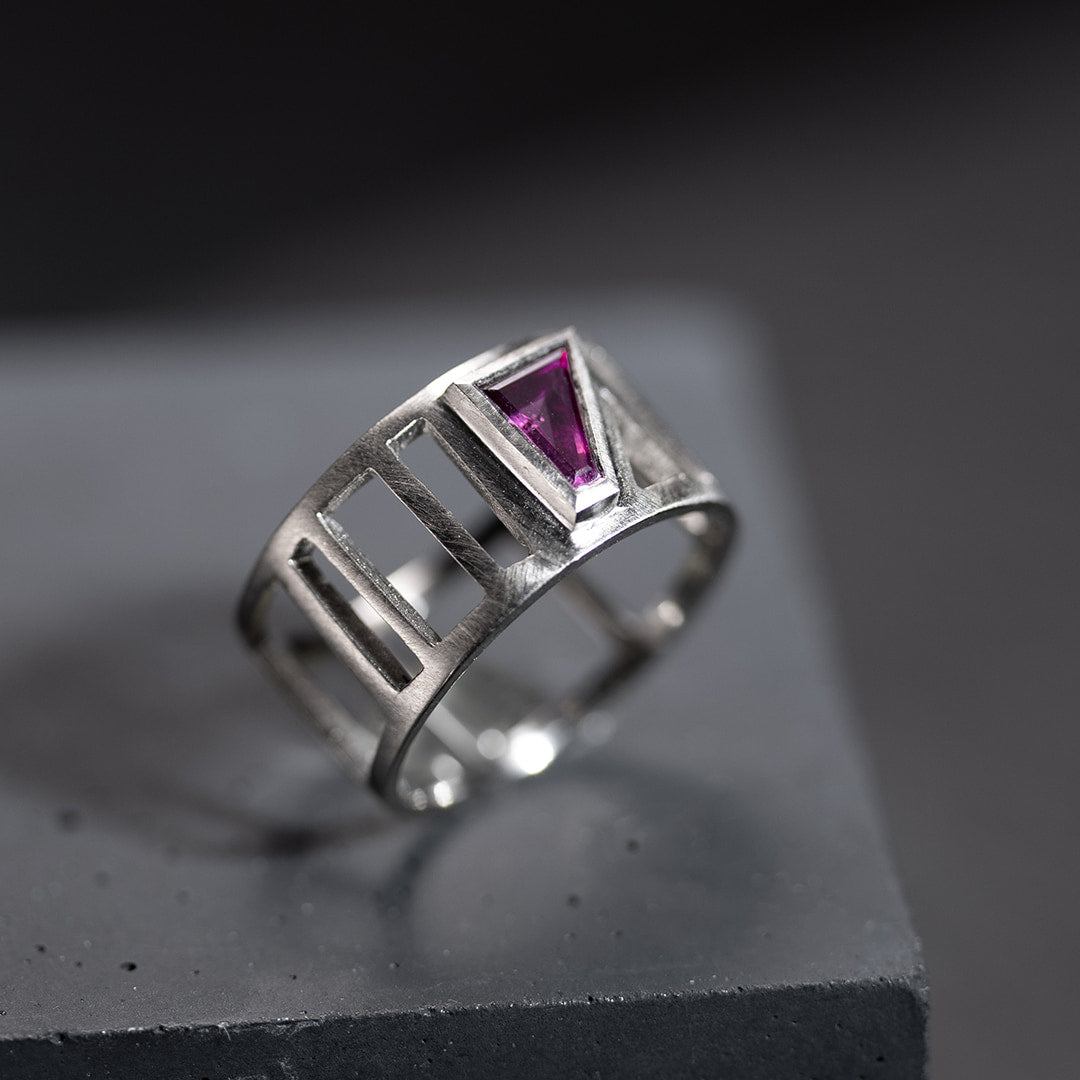 Bague pour femme large en or blanc avec une pierre rose