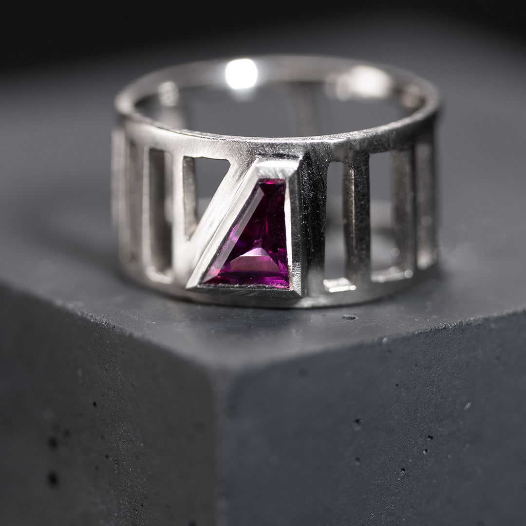 Bague pour femme large en or blanc avec une pierre rose