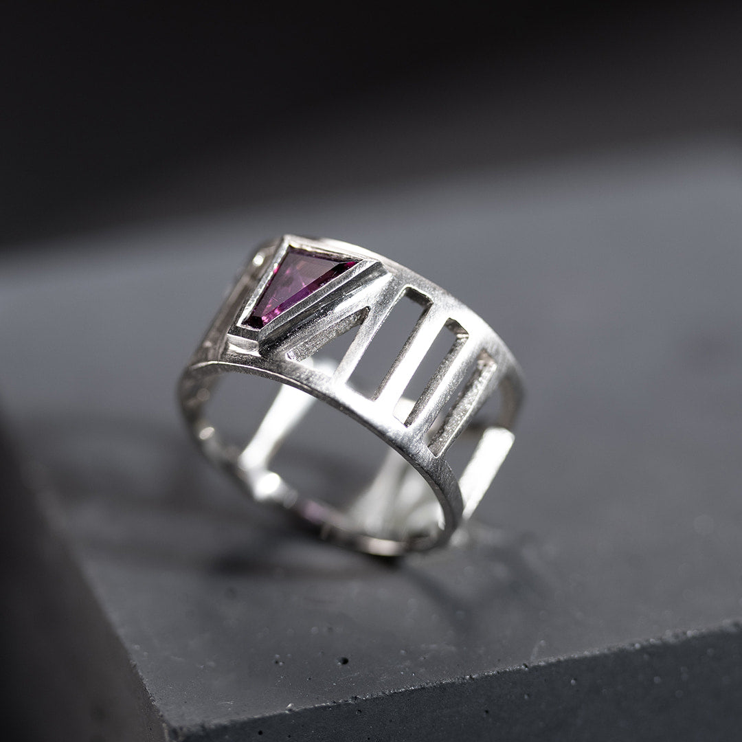 Bague pour femme large en or blanc avec une pierre rose