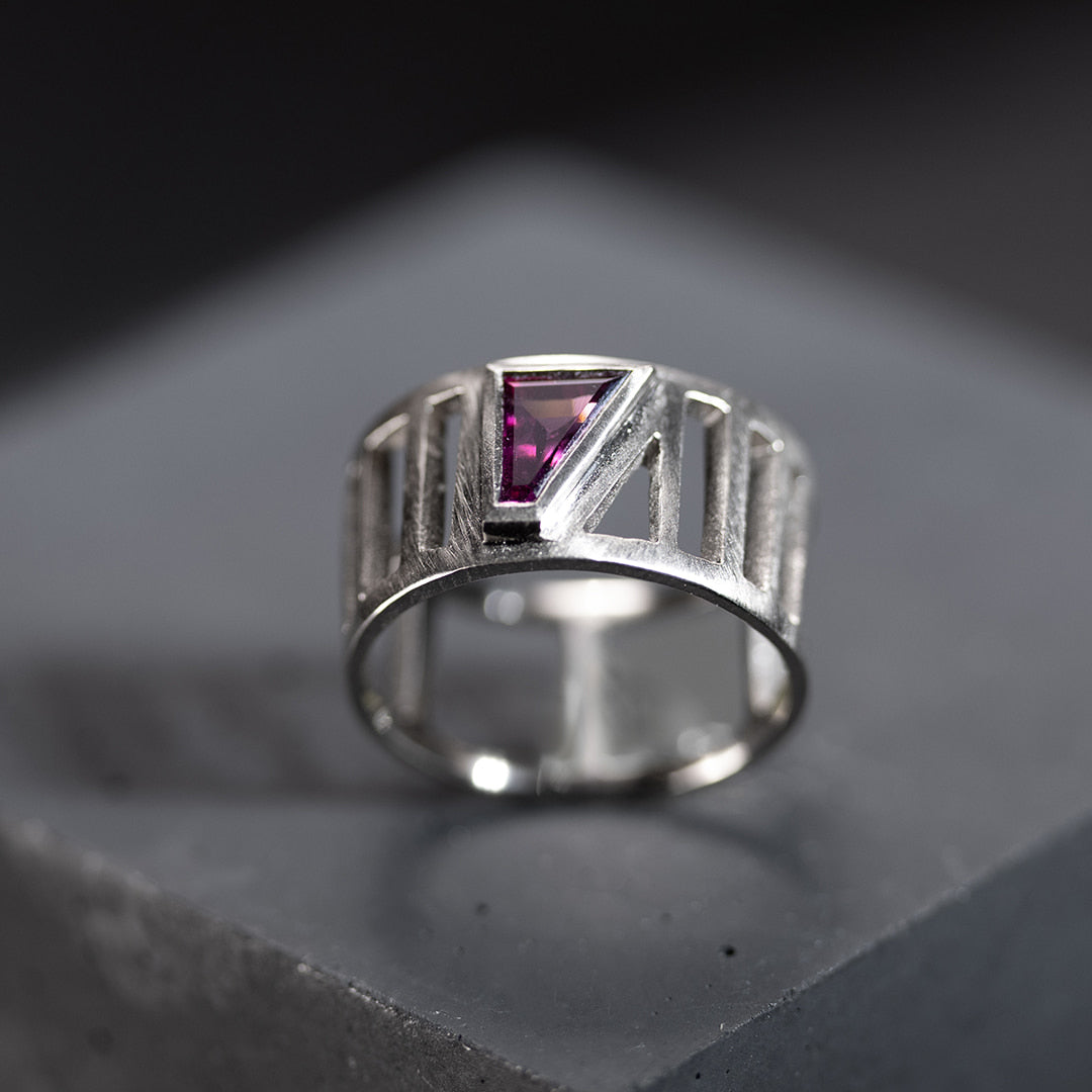 Bague pour femme large en or blanc avec une pierre rose