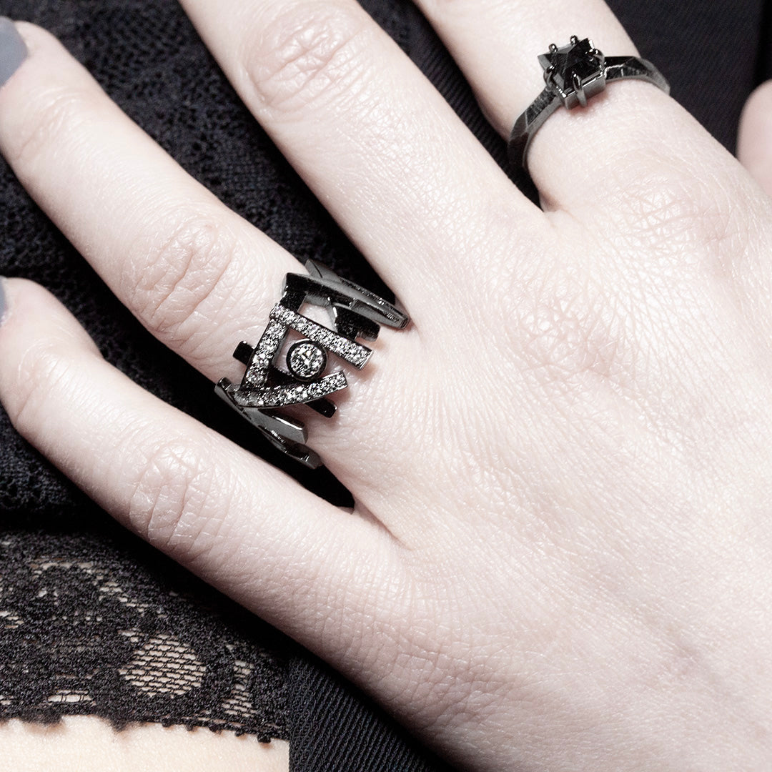 bague large pour femme en or sombre avec diamants blancs