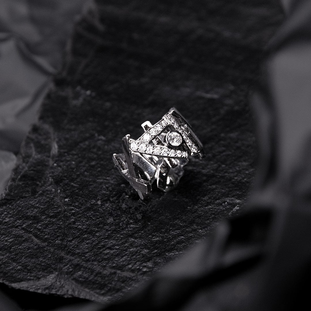 bague large pour femme en or sombre avec diamants blancs