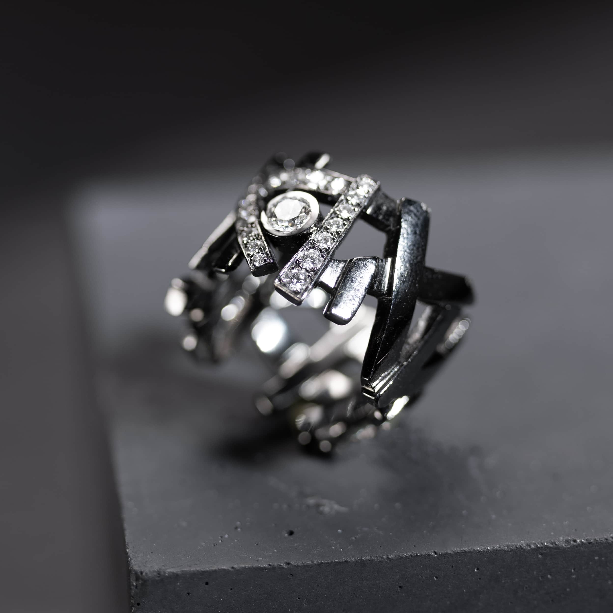 bague large pour femme en or sombre avec diamants blancs