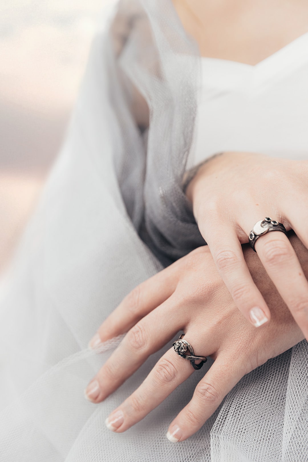 bague large ruban en argent et or blanc et spinelles