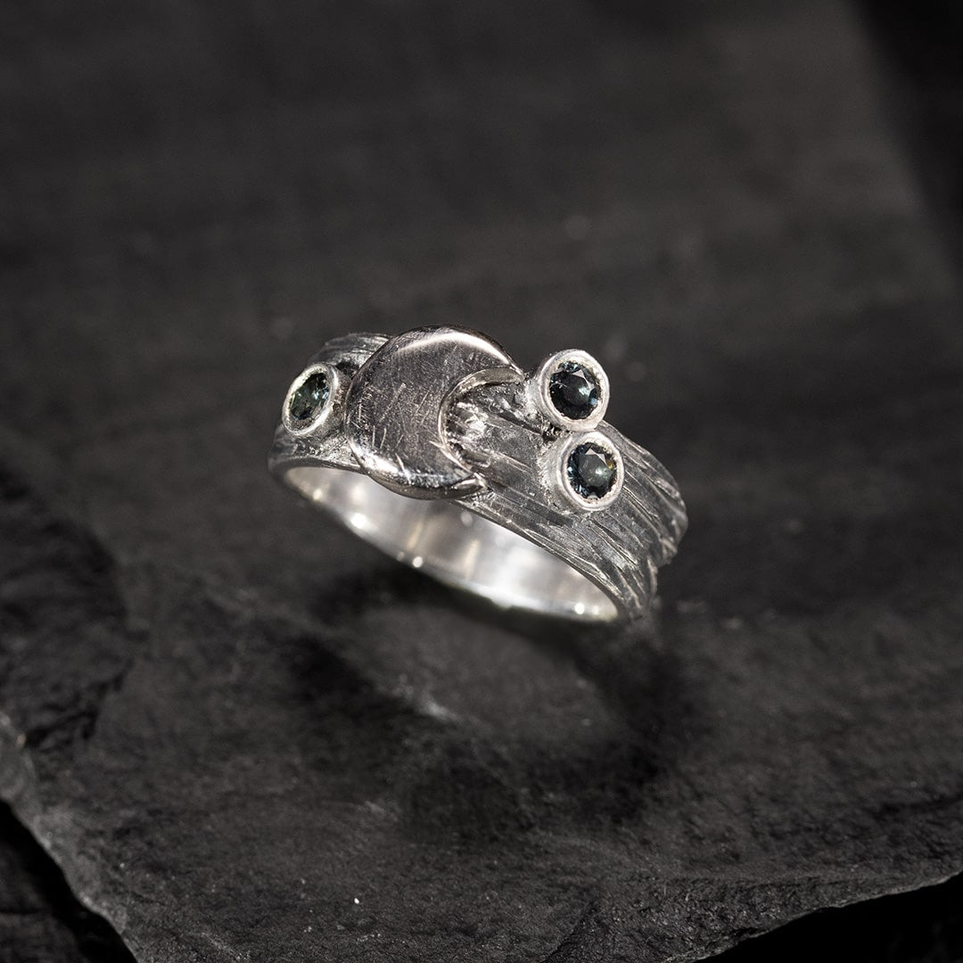 bague large ruban en argent et or blanc et spinelles