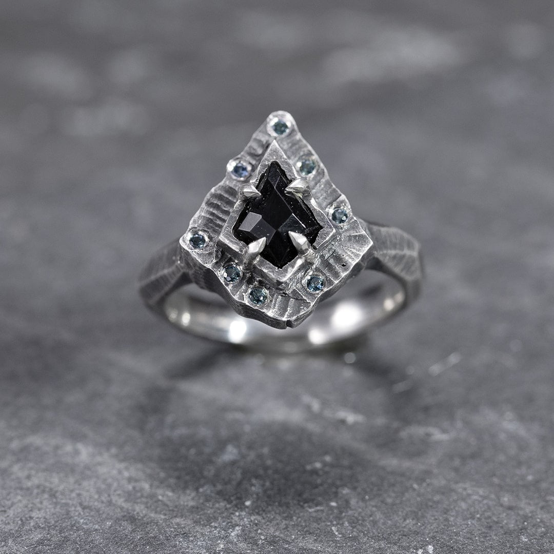 bague  marguerite en argent noir texturé et onyx en forme de cerf volant et saphirs