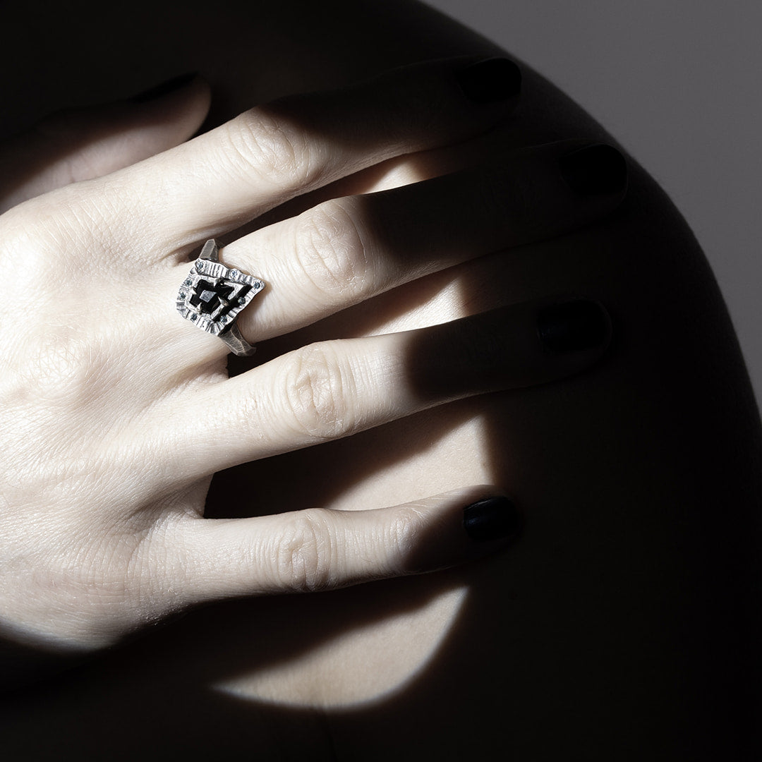 bague  marguerite en argent noir texturé et onyx en forme de cerf volant et saphirs
