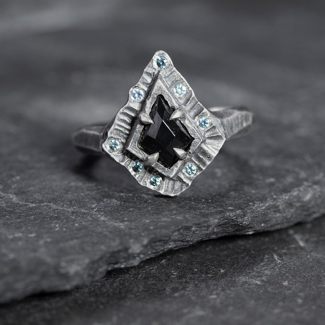 bague  marguerite en argent noir texturé et onyx en forme de cerf volant et saphirs