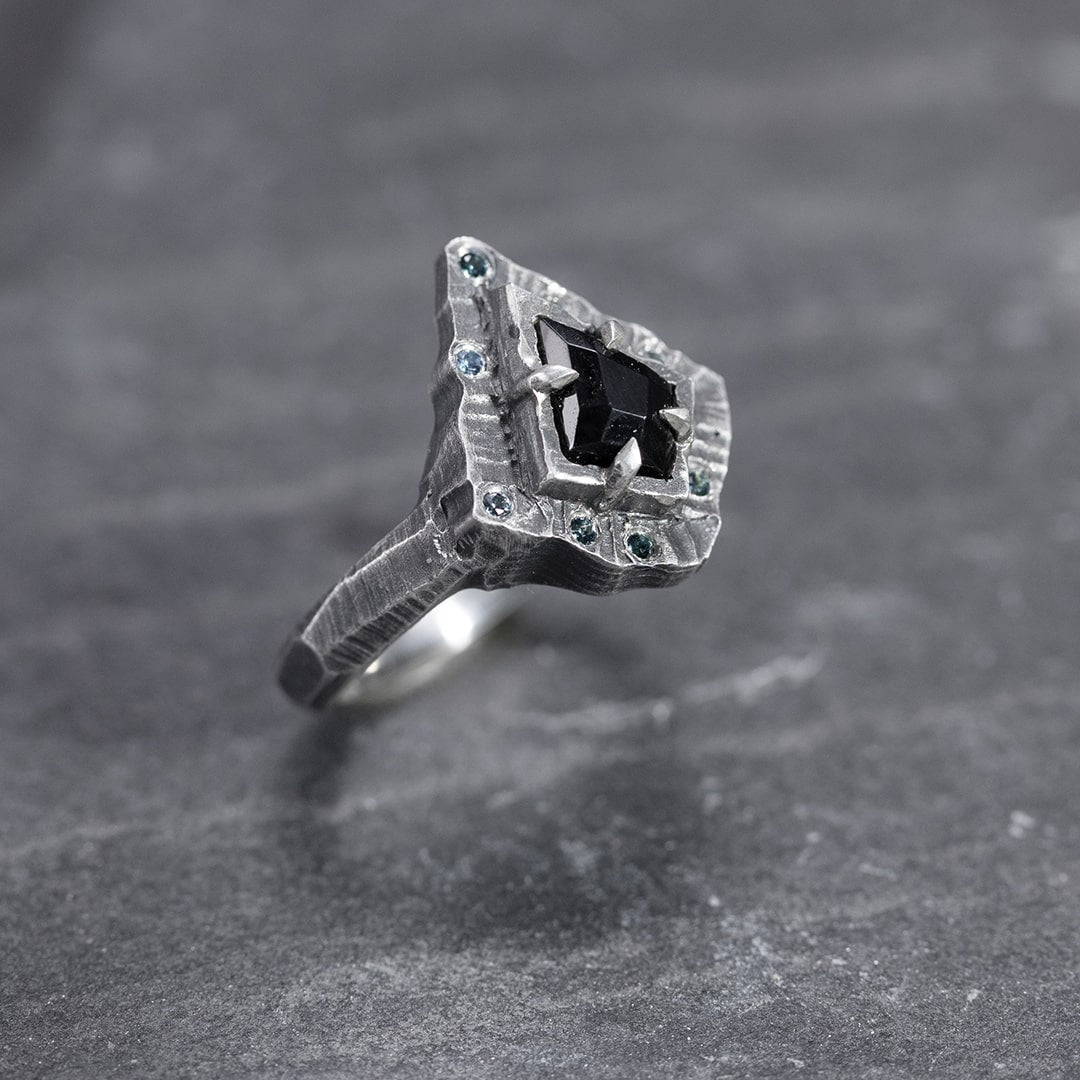 bague  marguerite en argent noir texturé et onyx en forme de cerf volant et saphirs