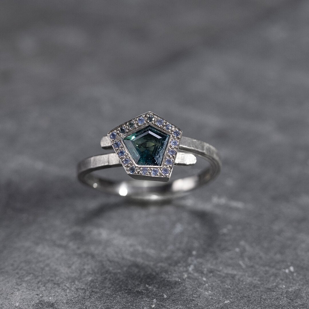 bague en or blanc, saphirs bleu vert