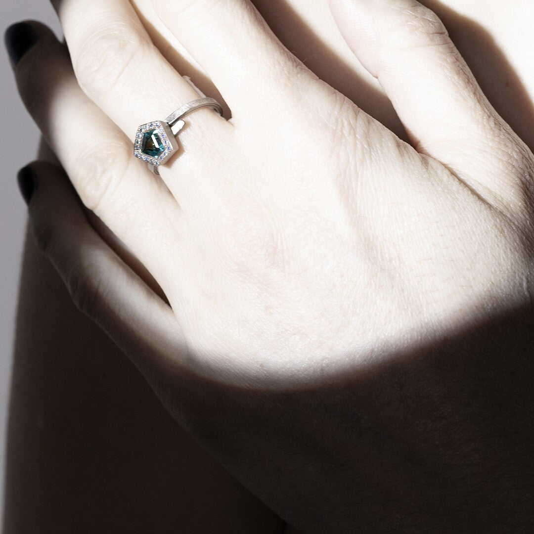 bague en or blanc, saphirs bleu vert