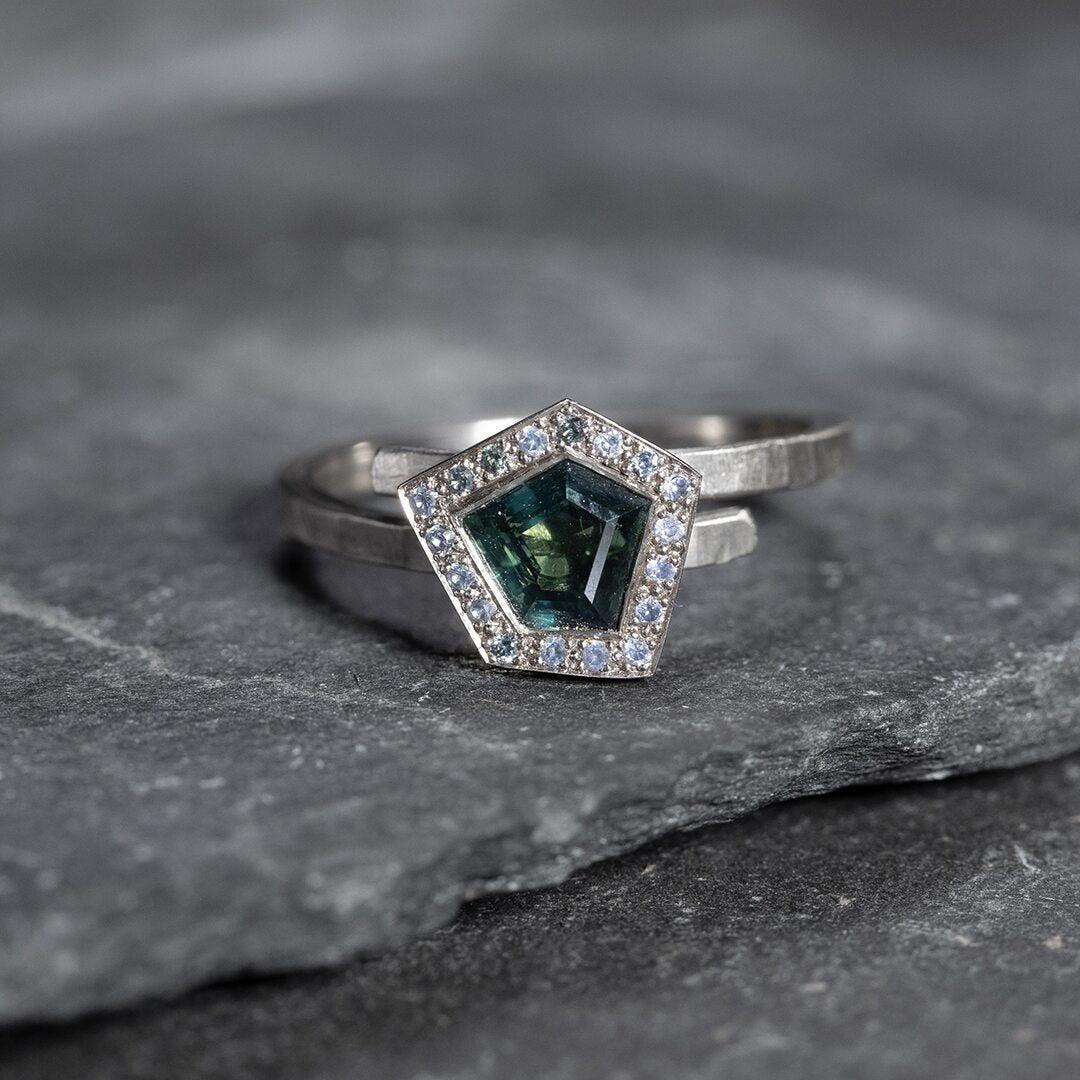 bague en or blanc, saphirs bleu vert