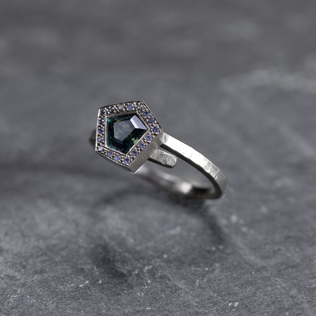bague en or blanc, saphirs bleu vert
