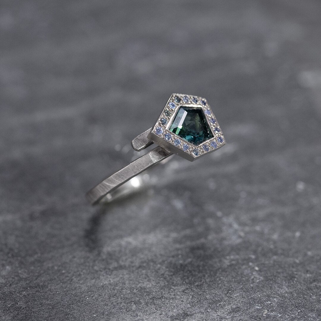 bague en or blanc, saphirs bleu vert
