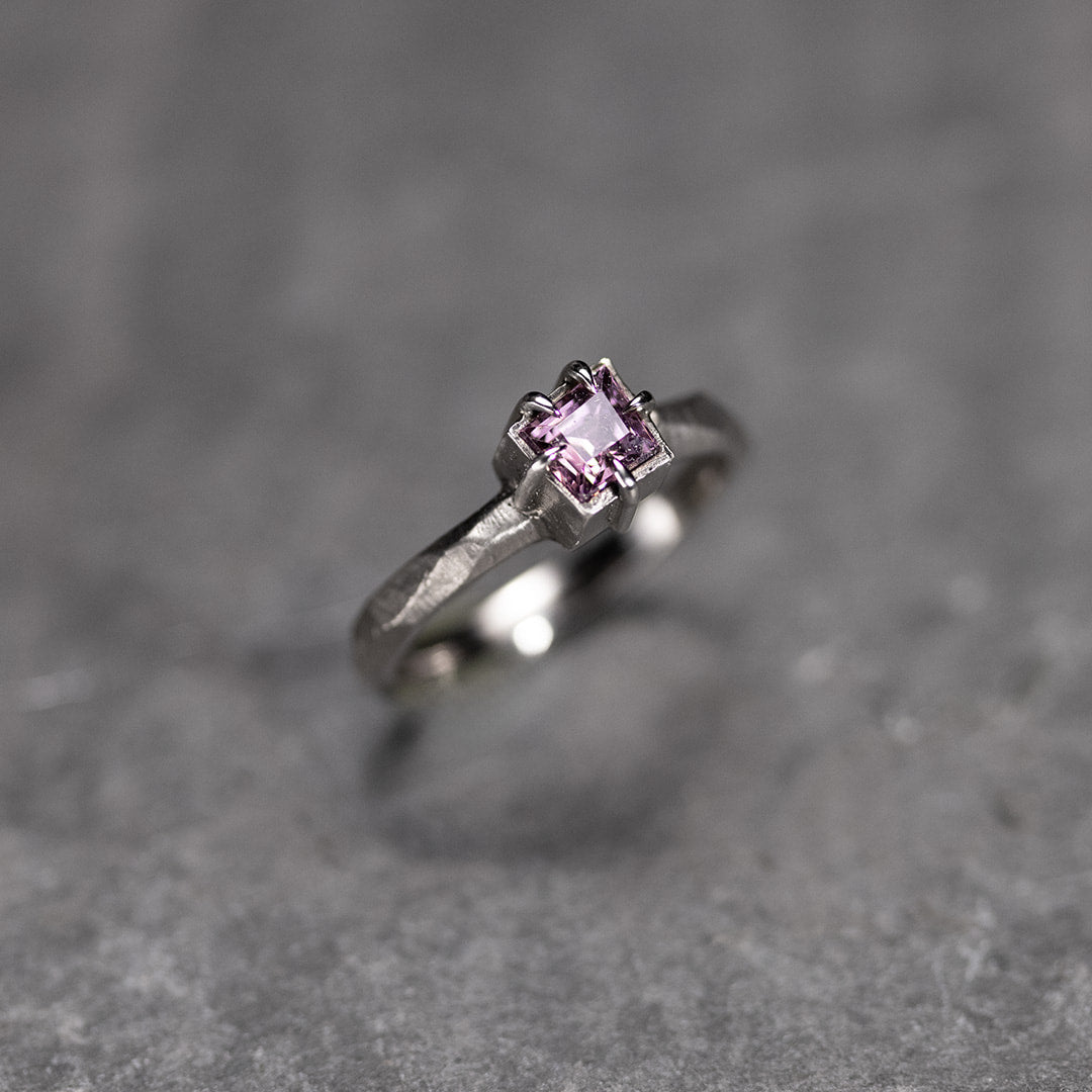 BAGUE SOLITAIRE EN OR BLANC AVEC PIERRE ROSE