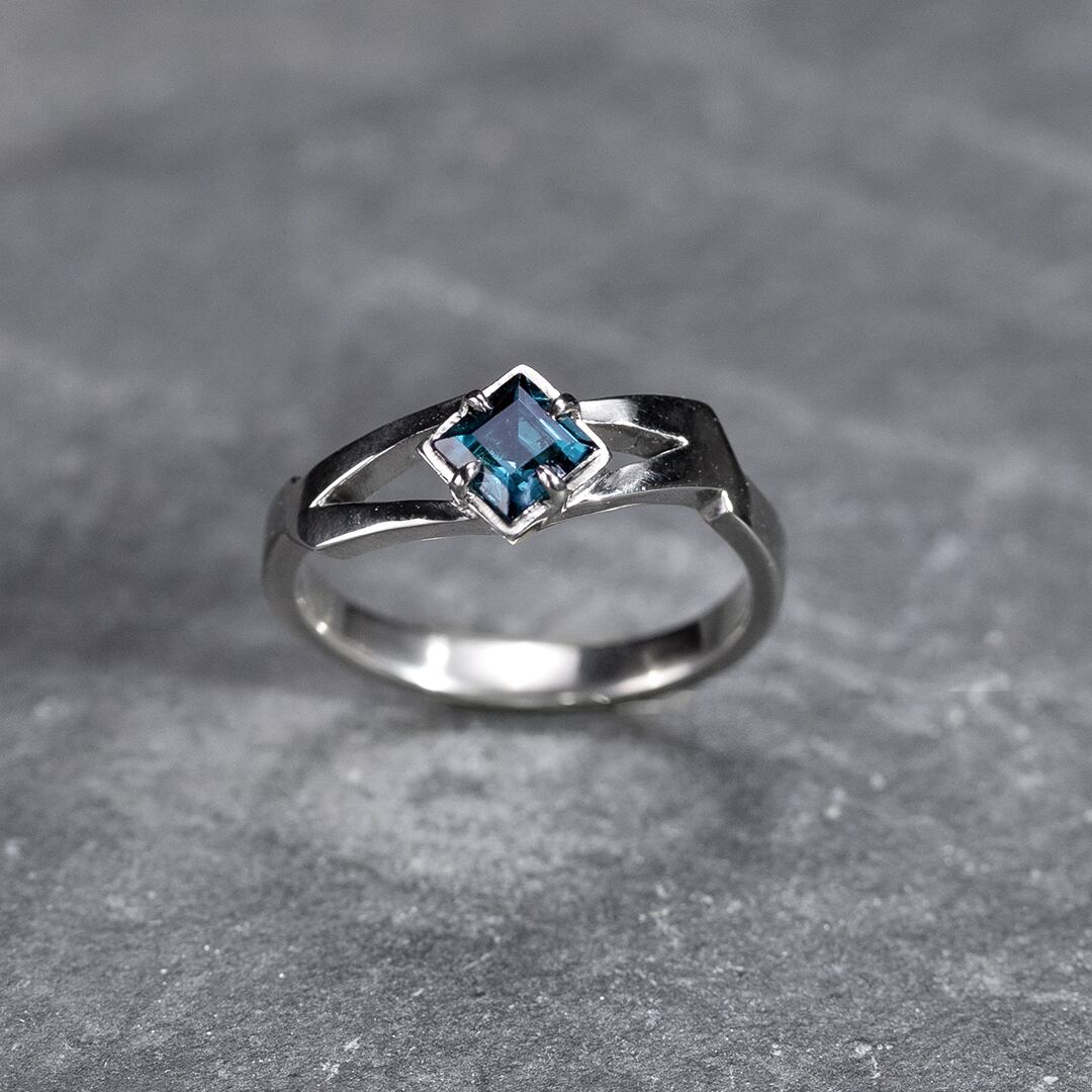 bague de fiançailles en or blanc et tourmaline indicolite