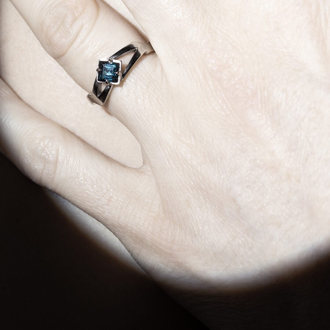 bague de fiançailles en or blanc et tourmaline indicolite