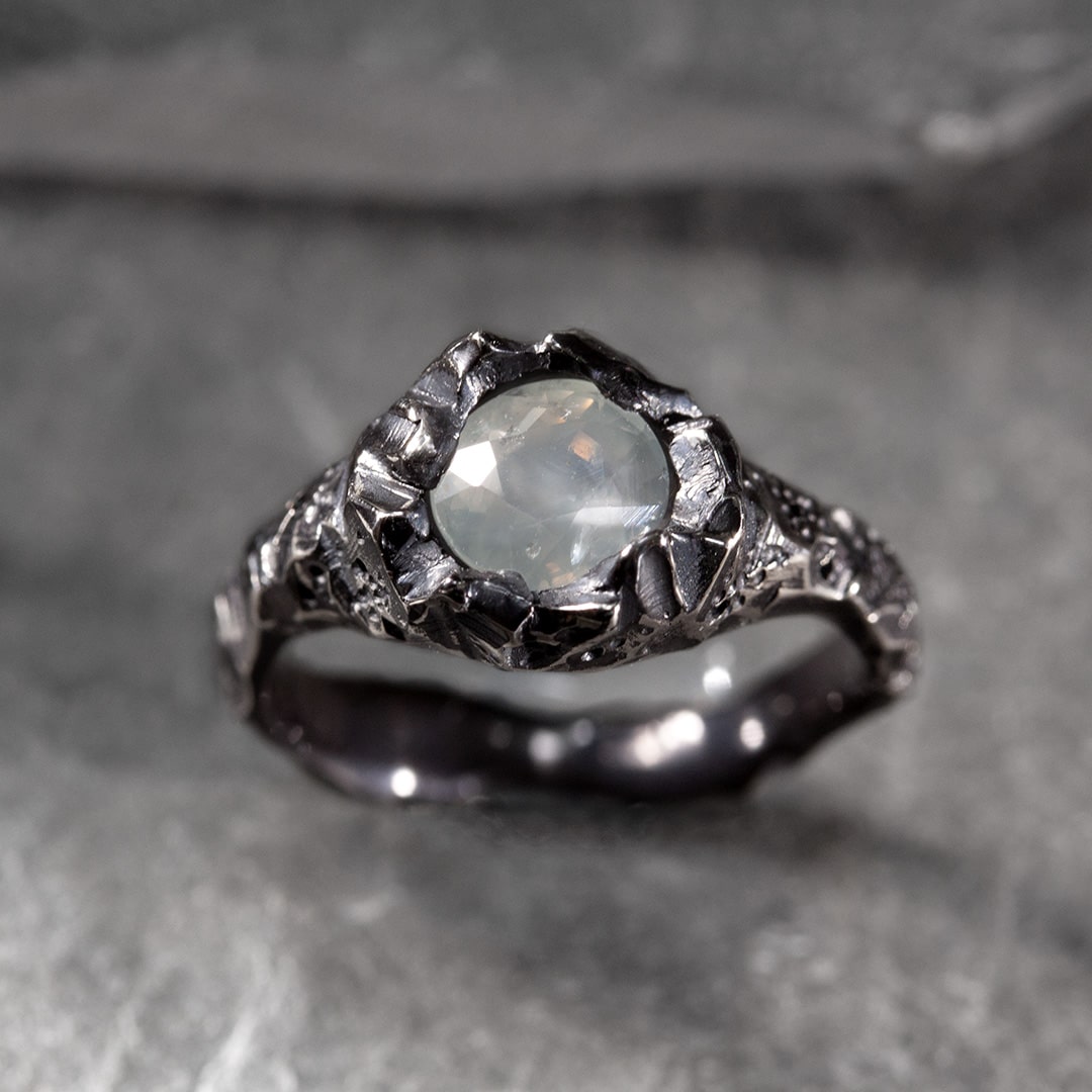 bague en or blanc et saphir opalescent