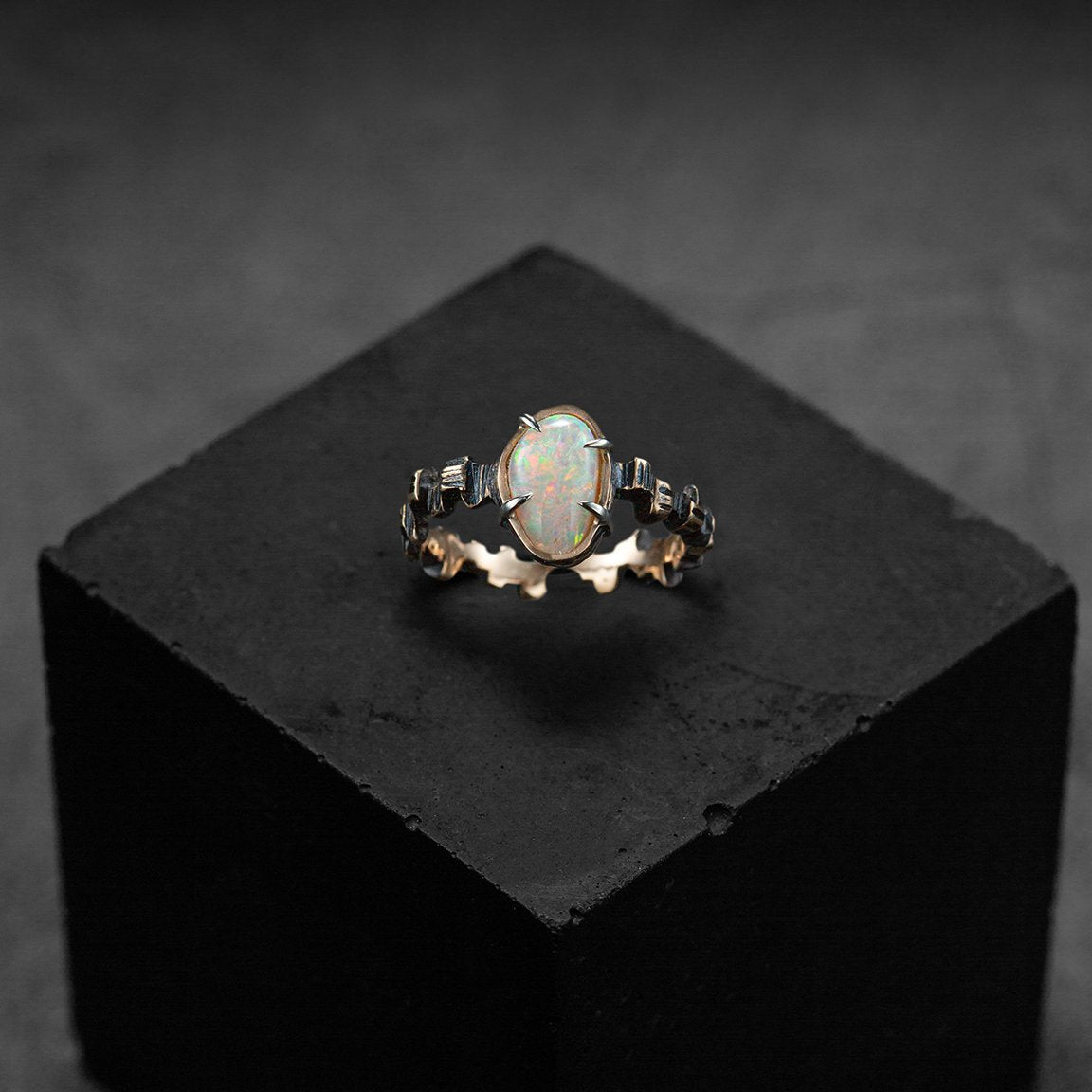 Bague exceptionnelle, pièce unique sur mesure, en or rouge vieilli avec une opale blanche d'Australie. Design contemporain.