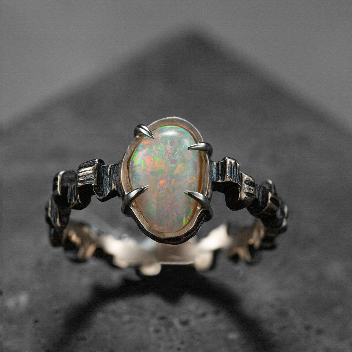 Bague exceptionnelle, pièce unique sur mesure, en or rouge vieilli avec une opale blanche d'Australie. Design contemporain.