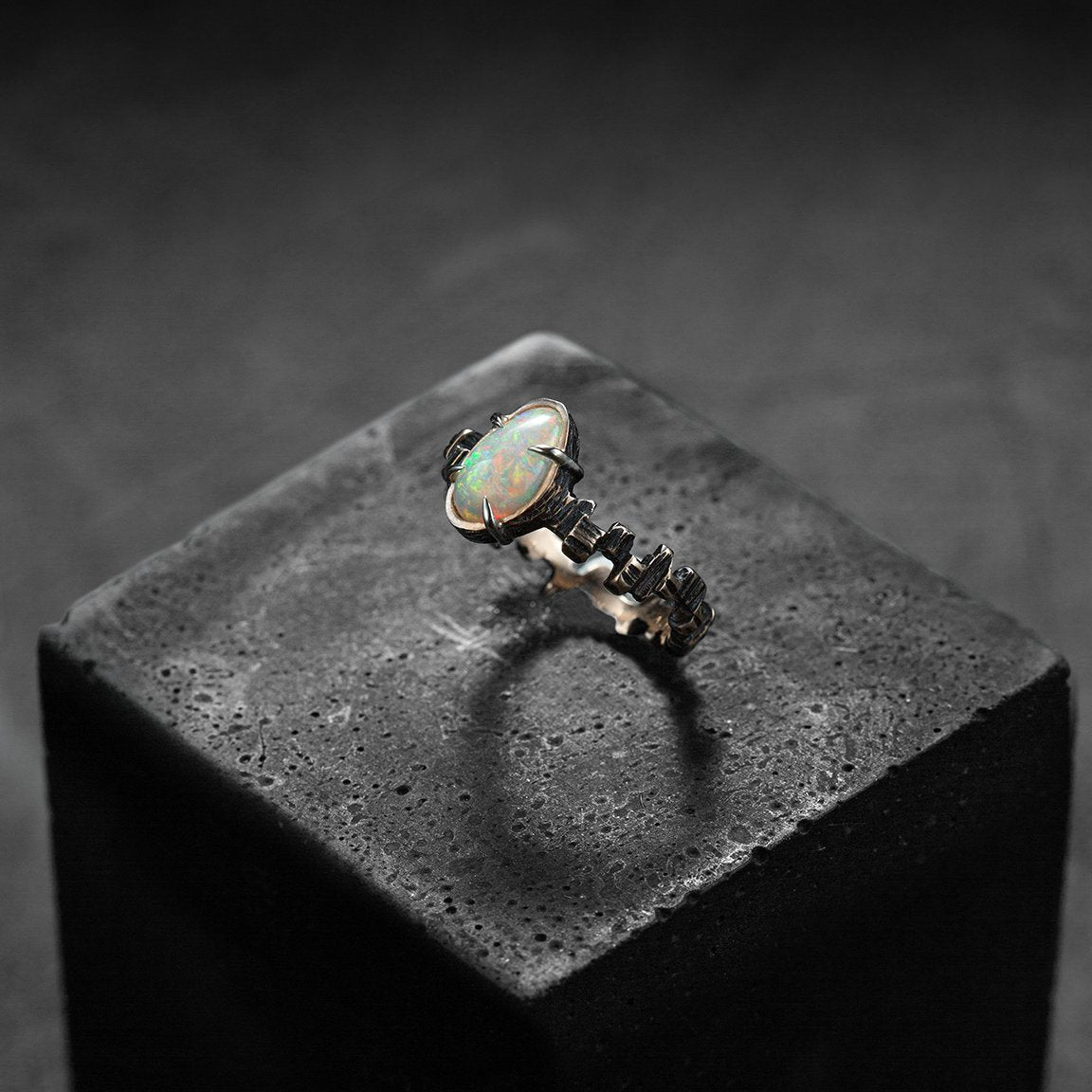 Bague exceptionnelle, pièce unique sur mesure, en or rouge vieilli avec une opale blanche d'Australie. Design contemporain.