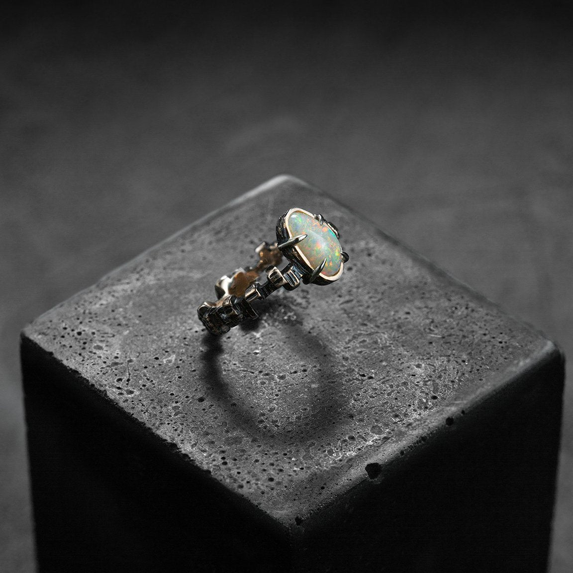 Bague exceptionnelle, pièce unique sur mesure, en or rouge vieilli avec une opale blanche d'Australie. Design contemporain.
