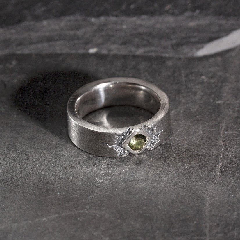 bague en argent texturée avec une tourmaline verte