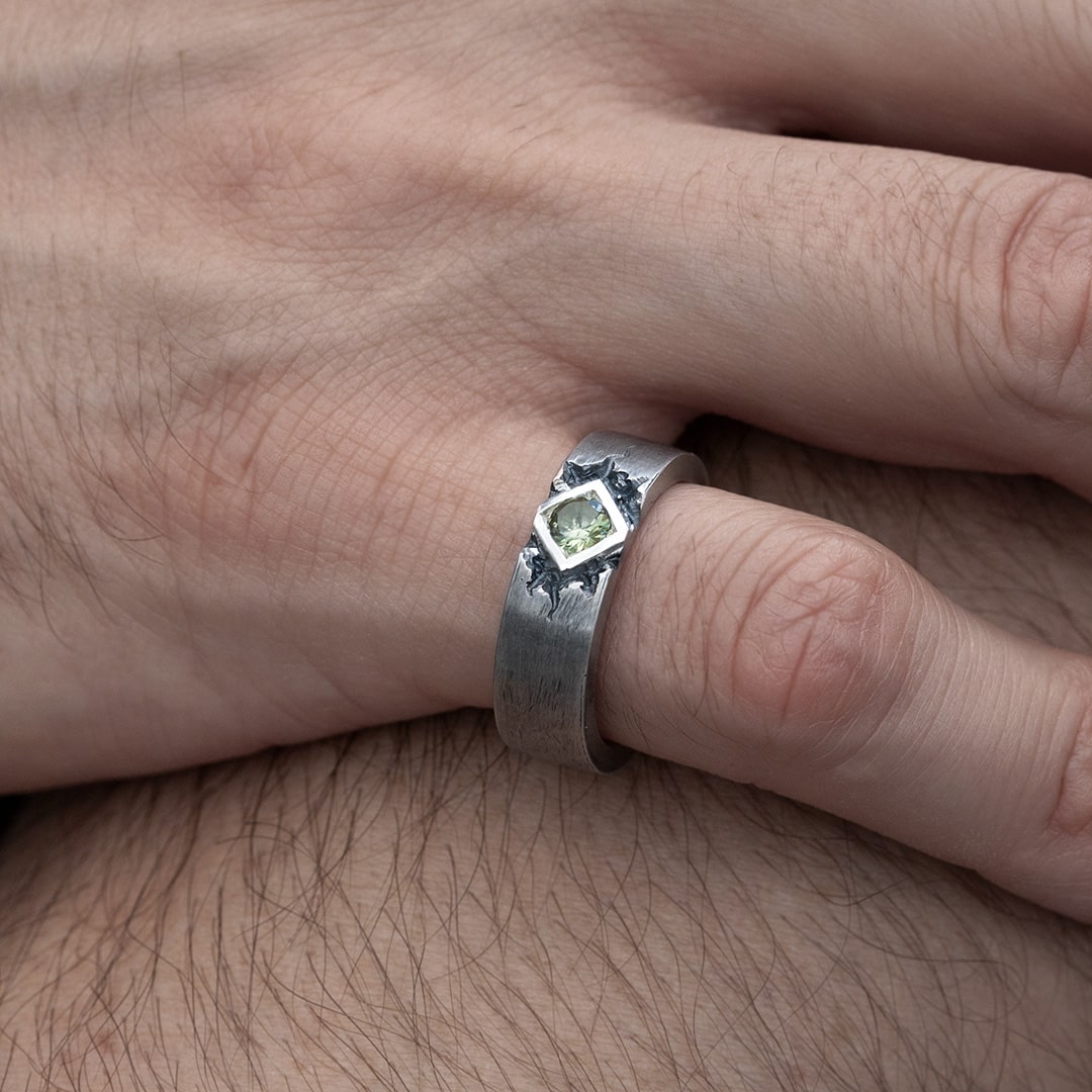 bague en argent texturée avec une tourmaline verte