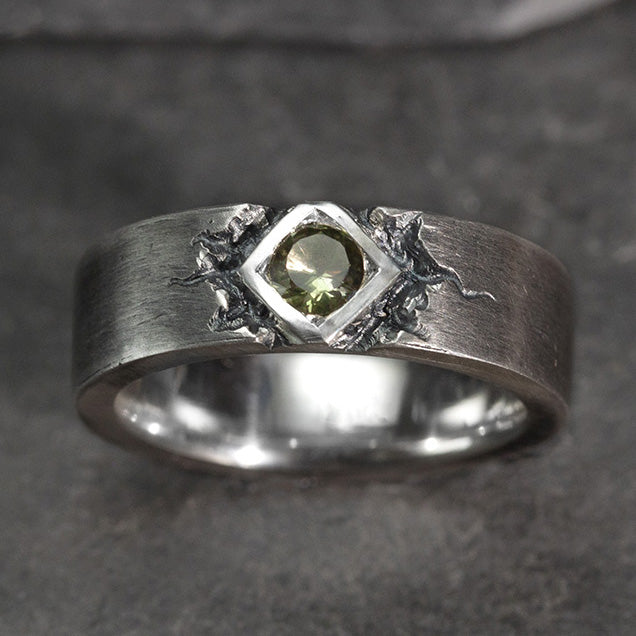 bague en argent texturée avec une tourmaline verte