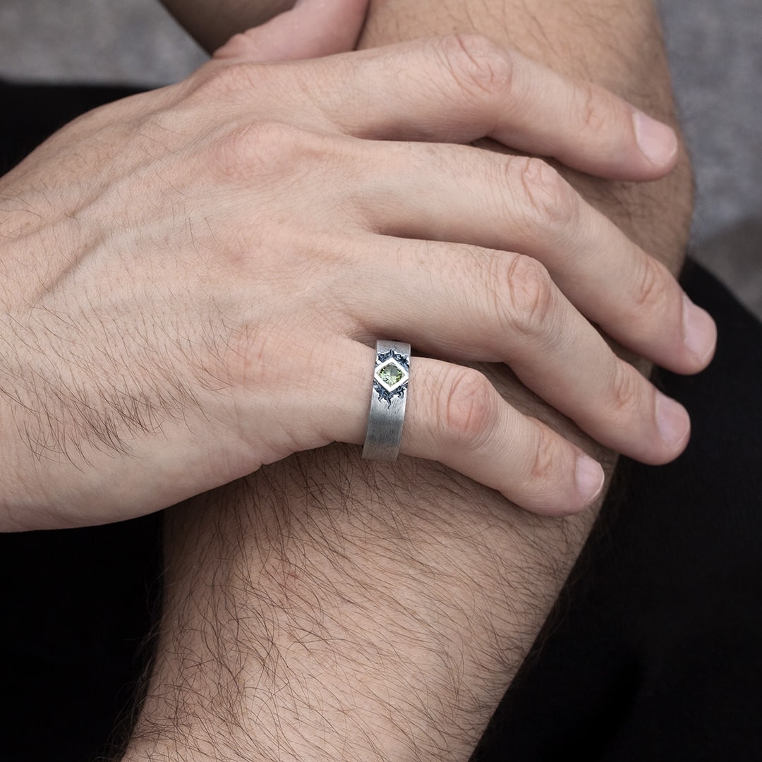 bague en argent texturée avec une tourmaline verte