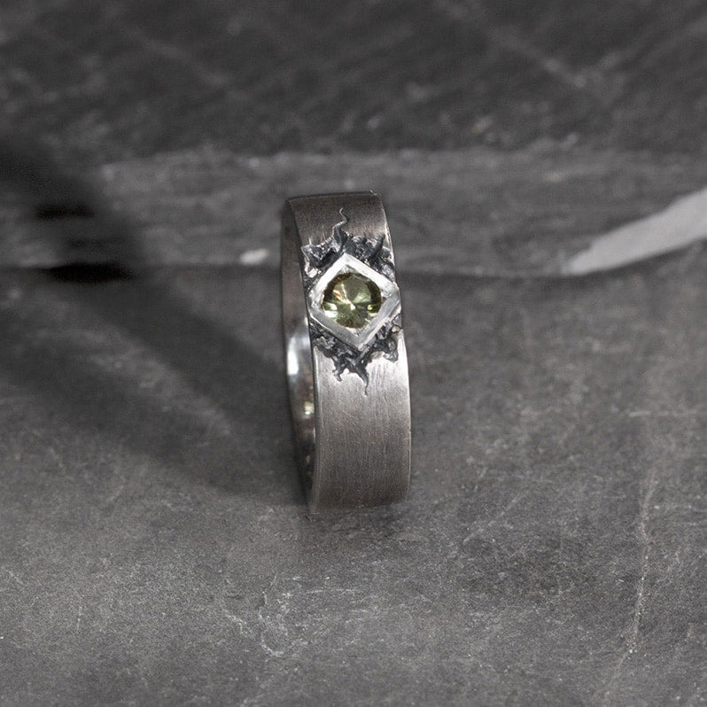 bague en argent texturée avec une tourmaline verte
