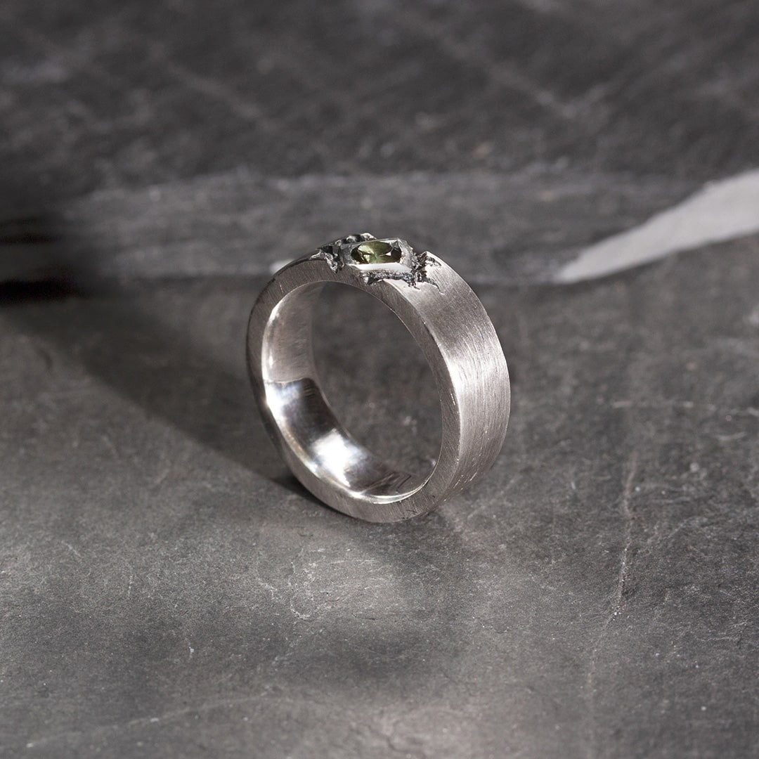 bague en argent texturée avec une tourmaline verte