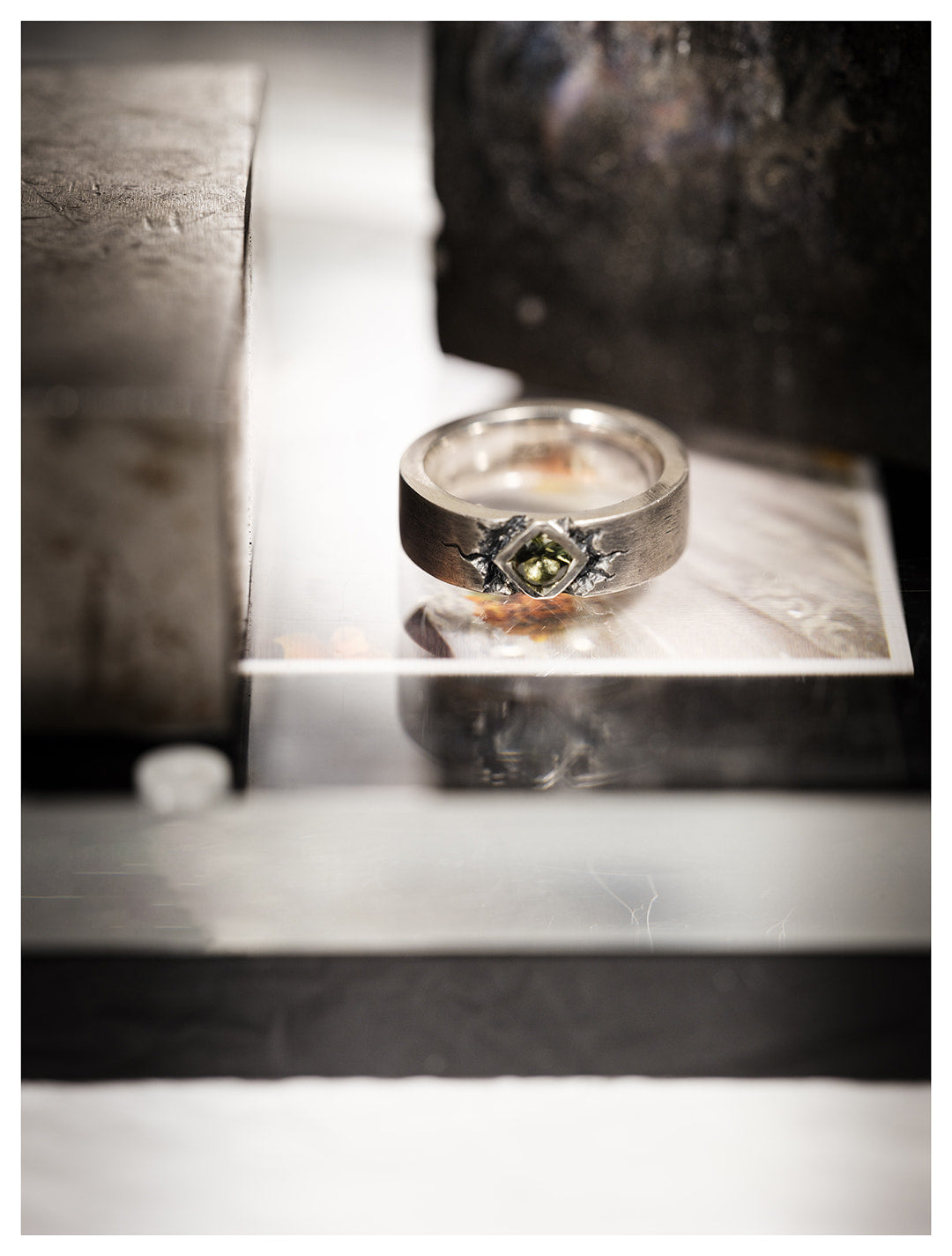 bague ruban texturée en argent sertie d'une tourmaline verte