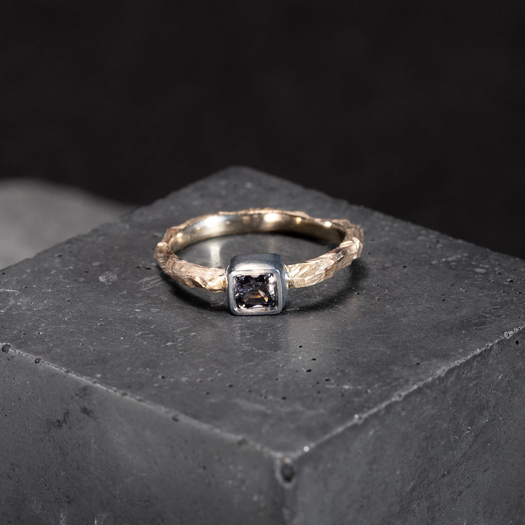 bague solitaire pour femme en or et argent et spinelle gris mauve carré. 