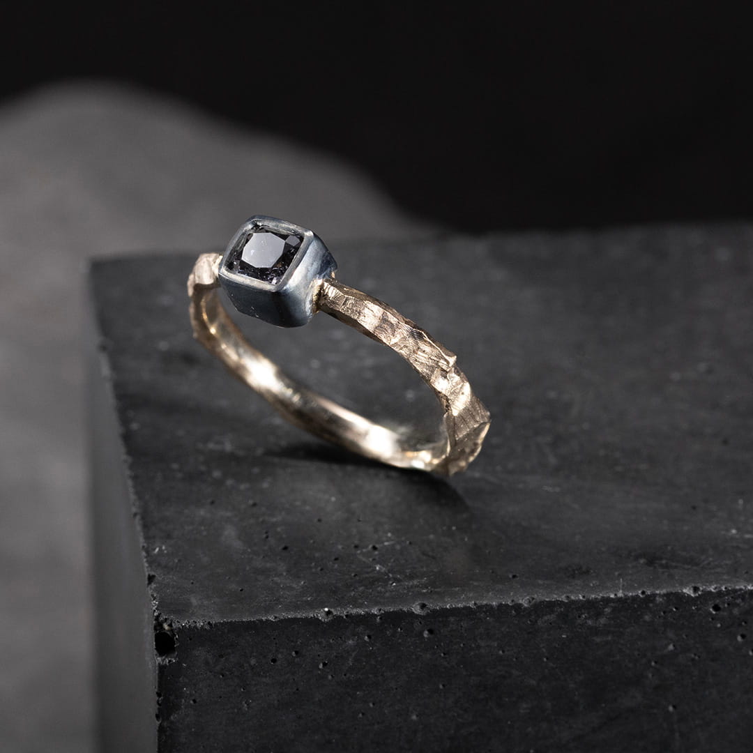 bague solitaire pour femme en or et argent et spinelle gris mauve carré. 