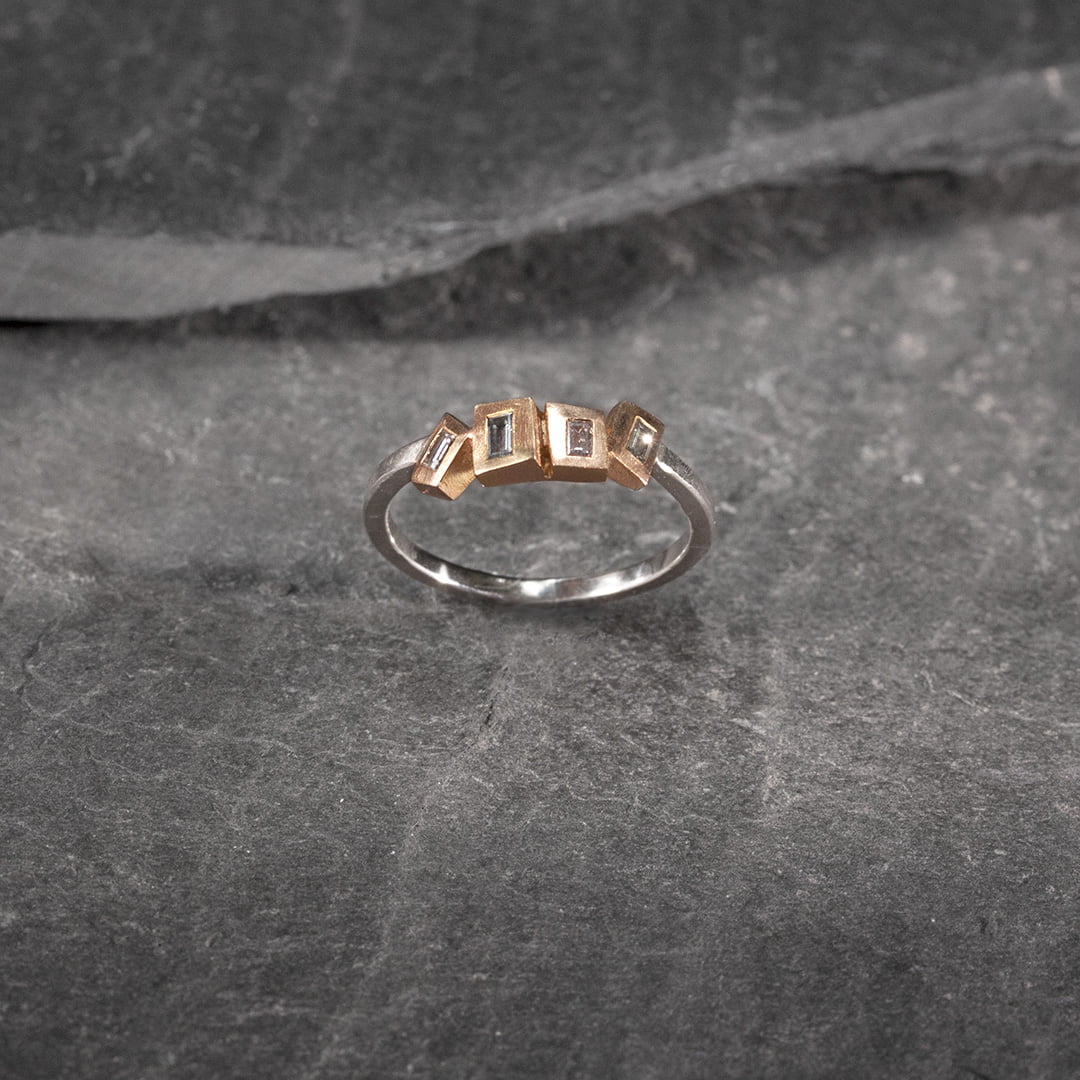 BAGUE EN OR BALNC ET ROUGE ET DIAMANTS BAGUETTES