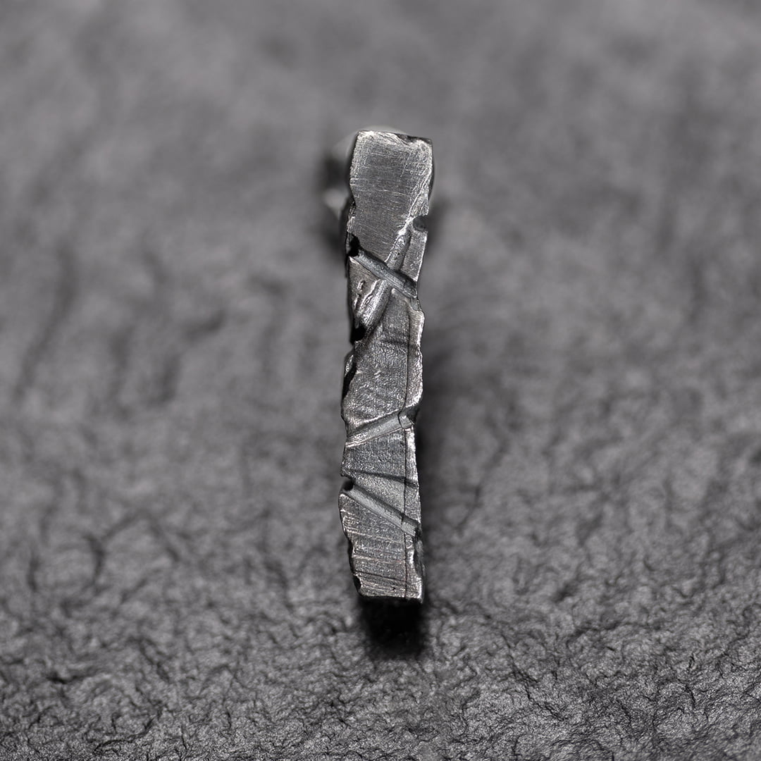 boucle d'oreille originale texturée, brute, en argent 