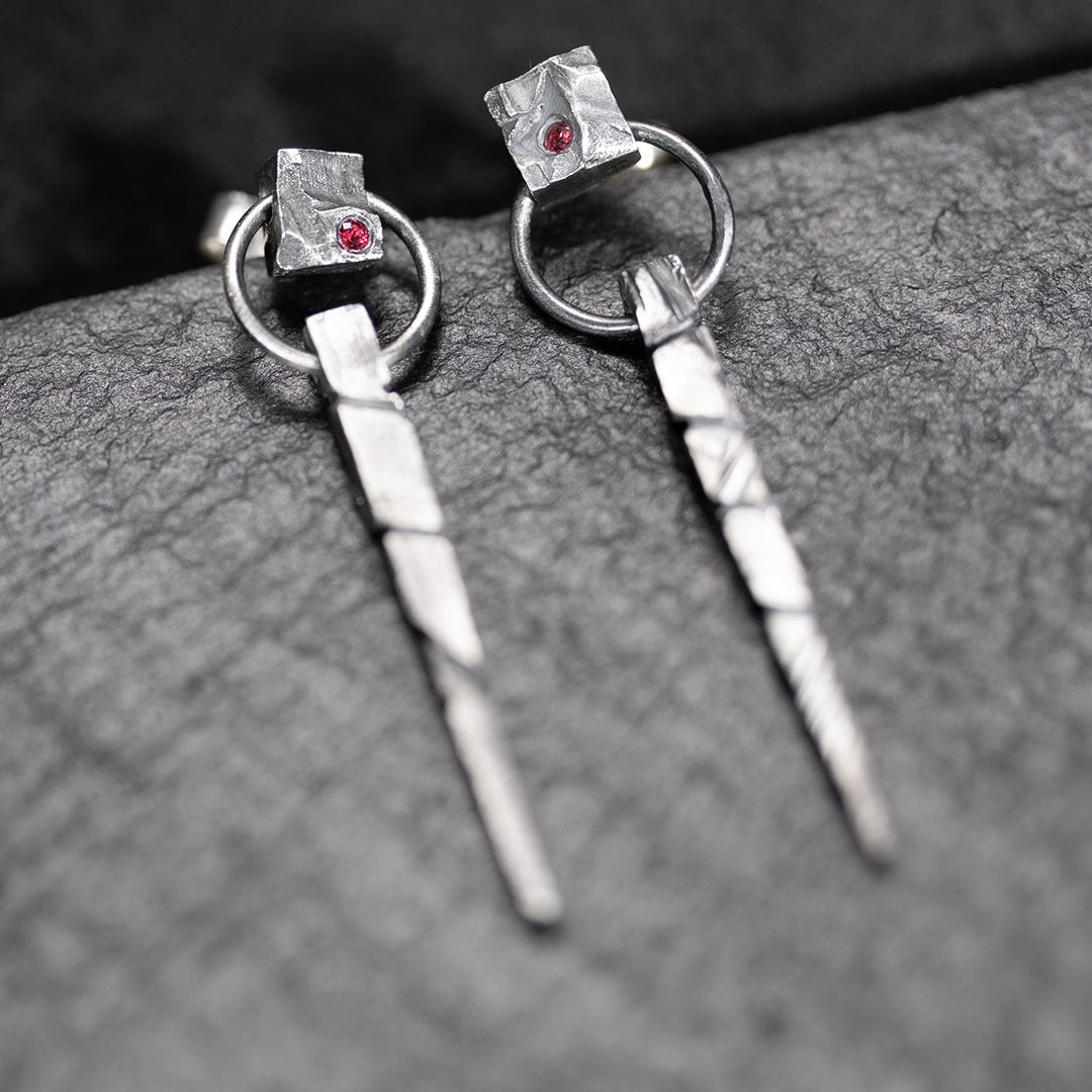 boucle d'oreille originale en forme de pic en argent et spinelle rouge.