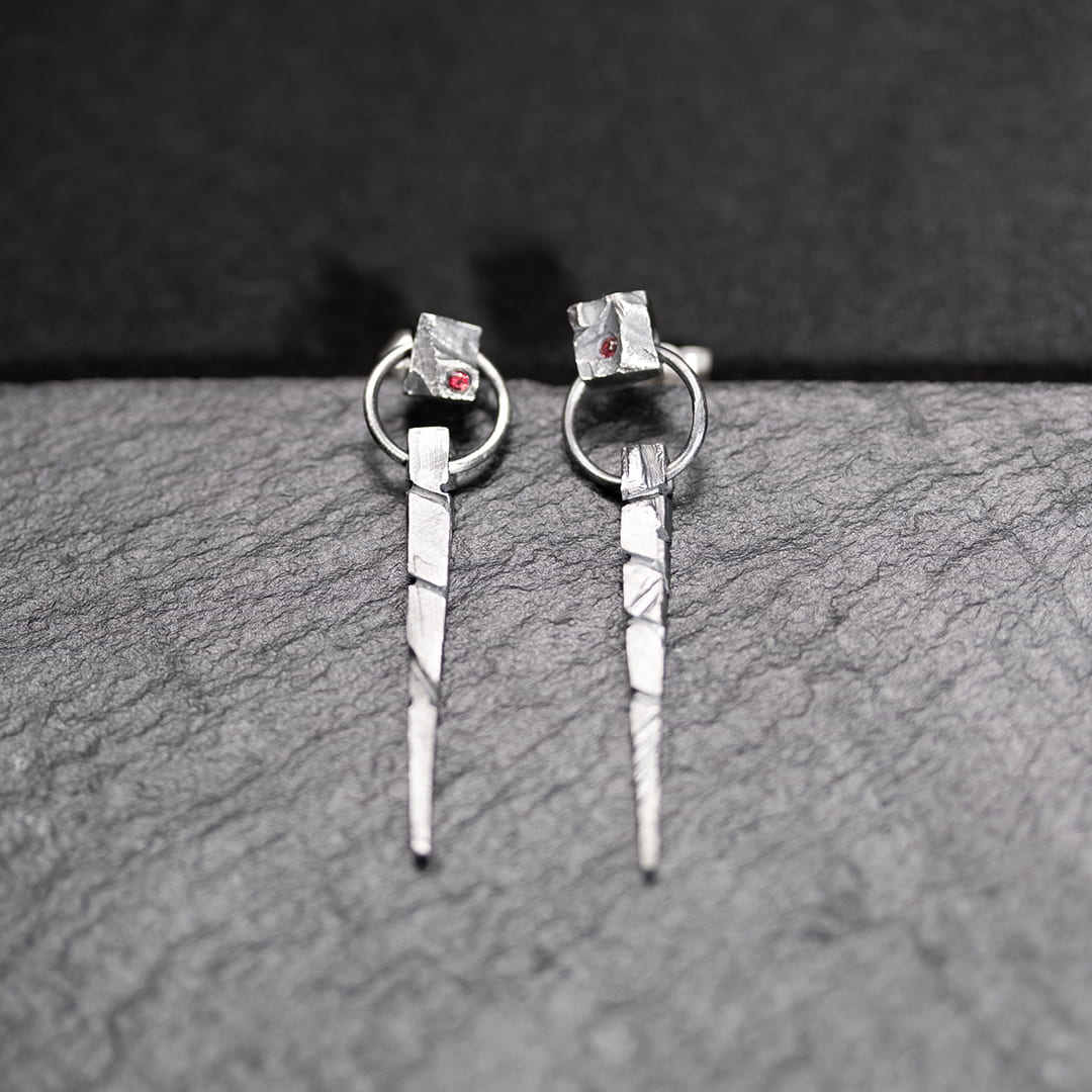 boucle d'oreille originale en forme de pic en argent et spinelle rouge