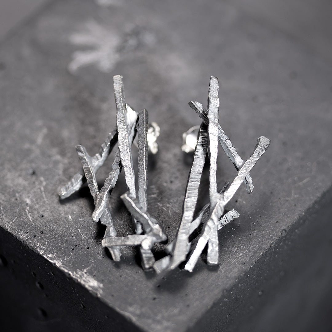 boucle d'oreille originale en argent massif assymétrique, esprit brut