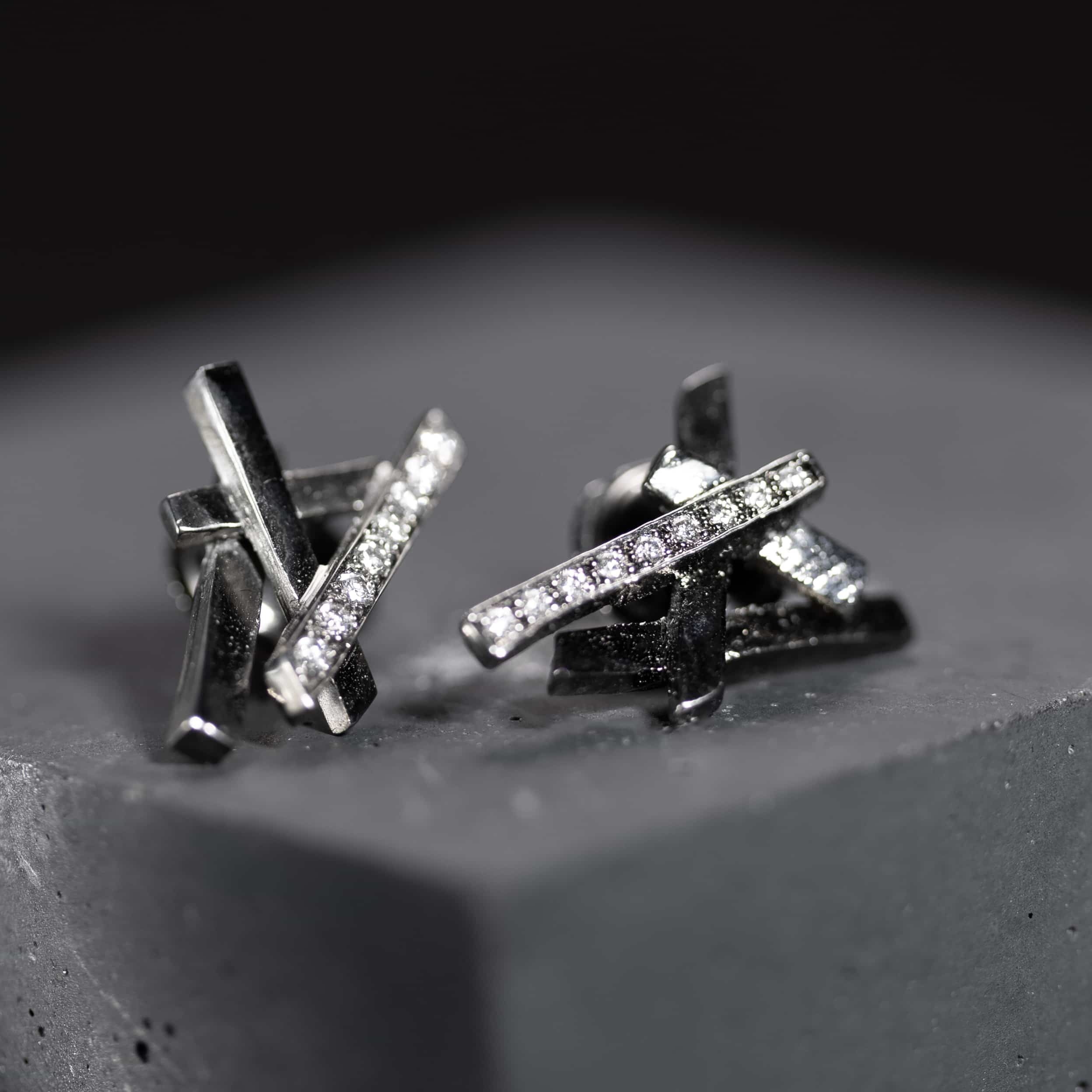 Boucles d'oreilles en or anthracite avec des diamants blancs. 