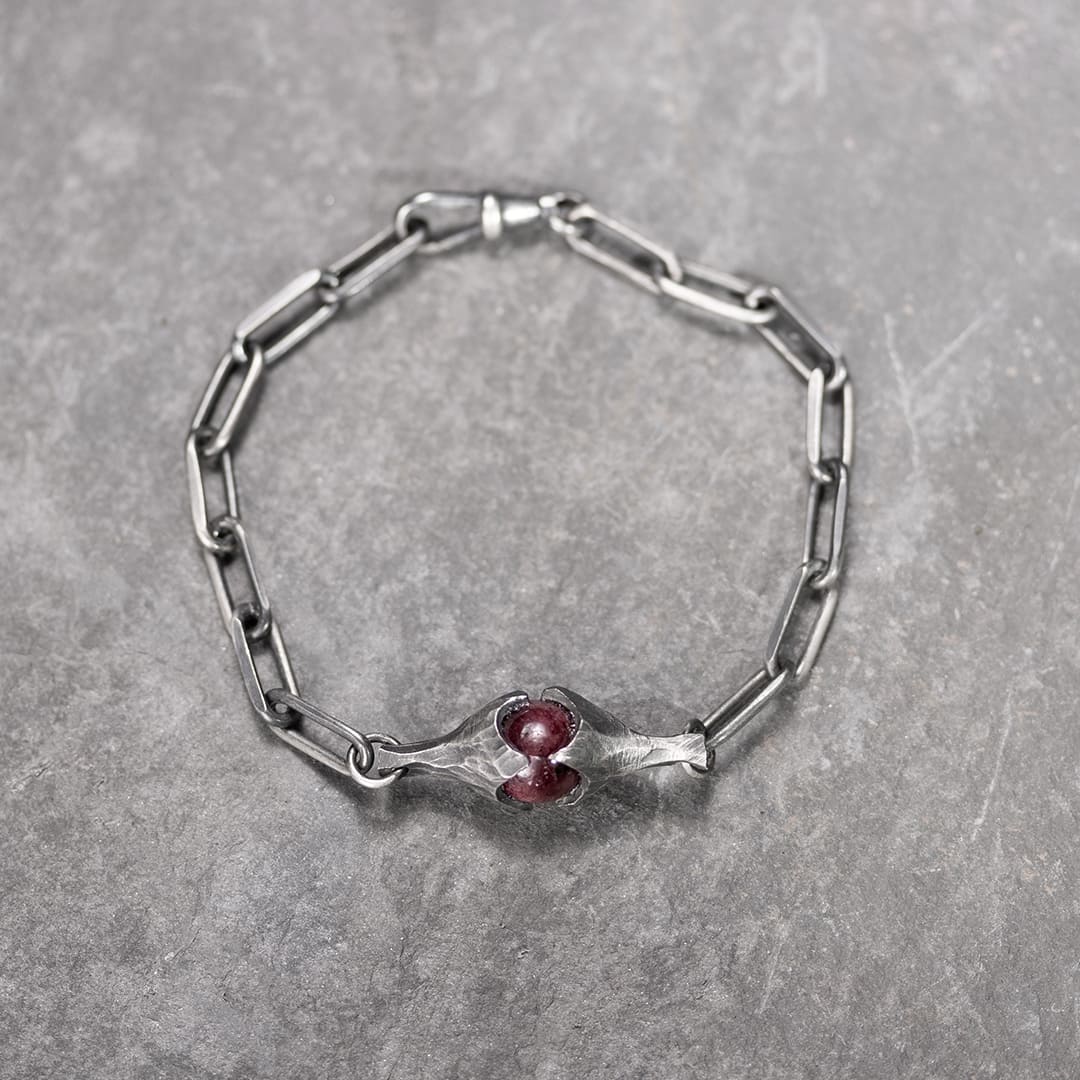 bracelet original pour femme en argent et perle de grenat.