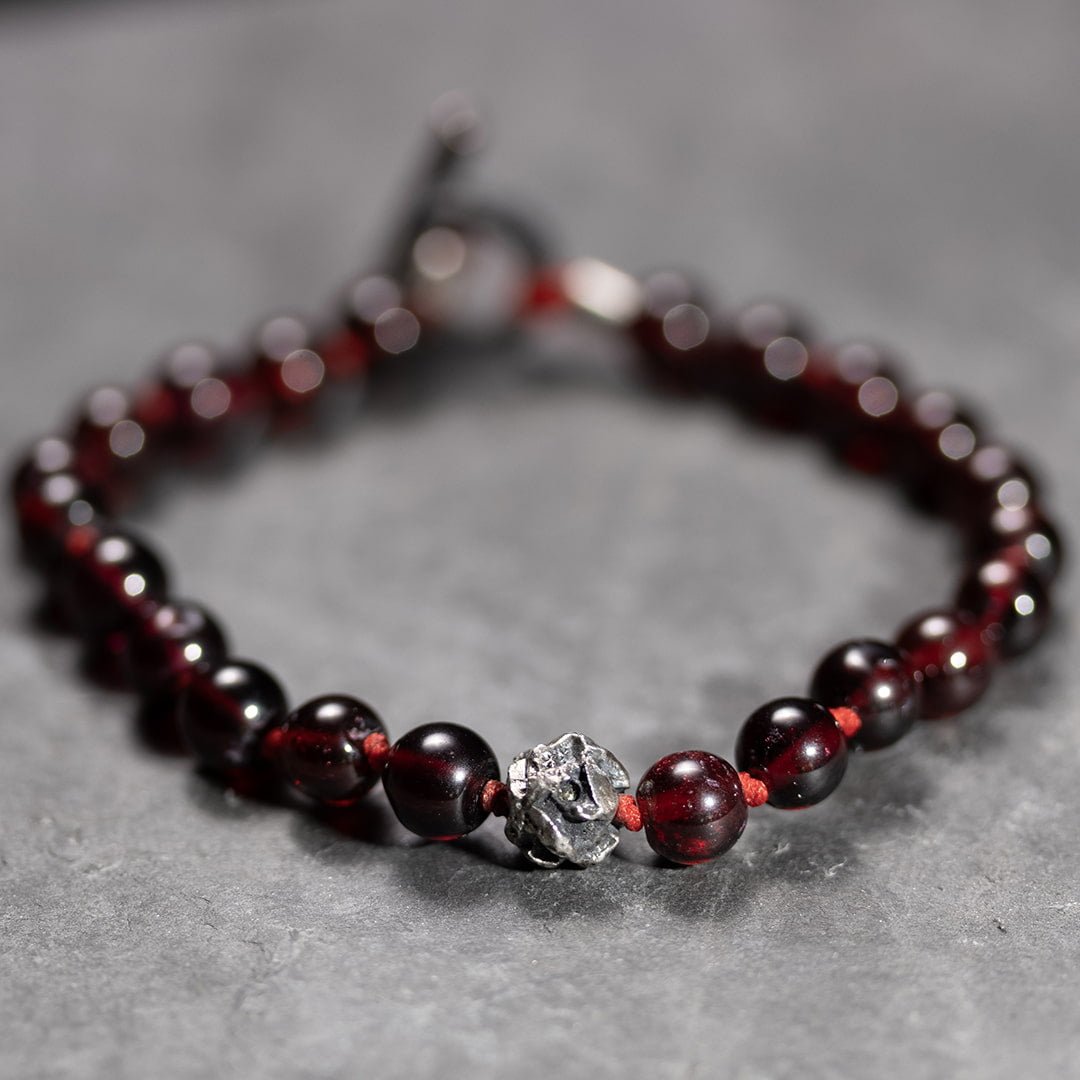 bracelet original en perles de grenat rouge et perle d'argent noir