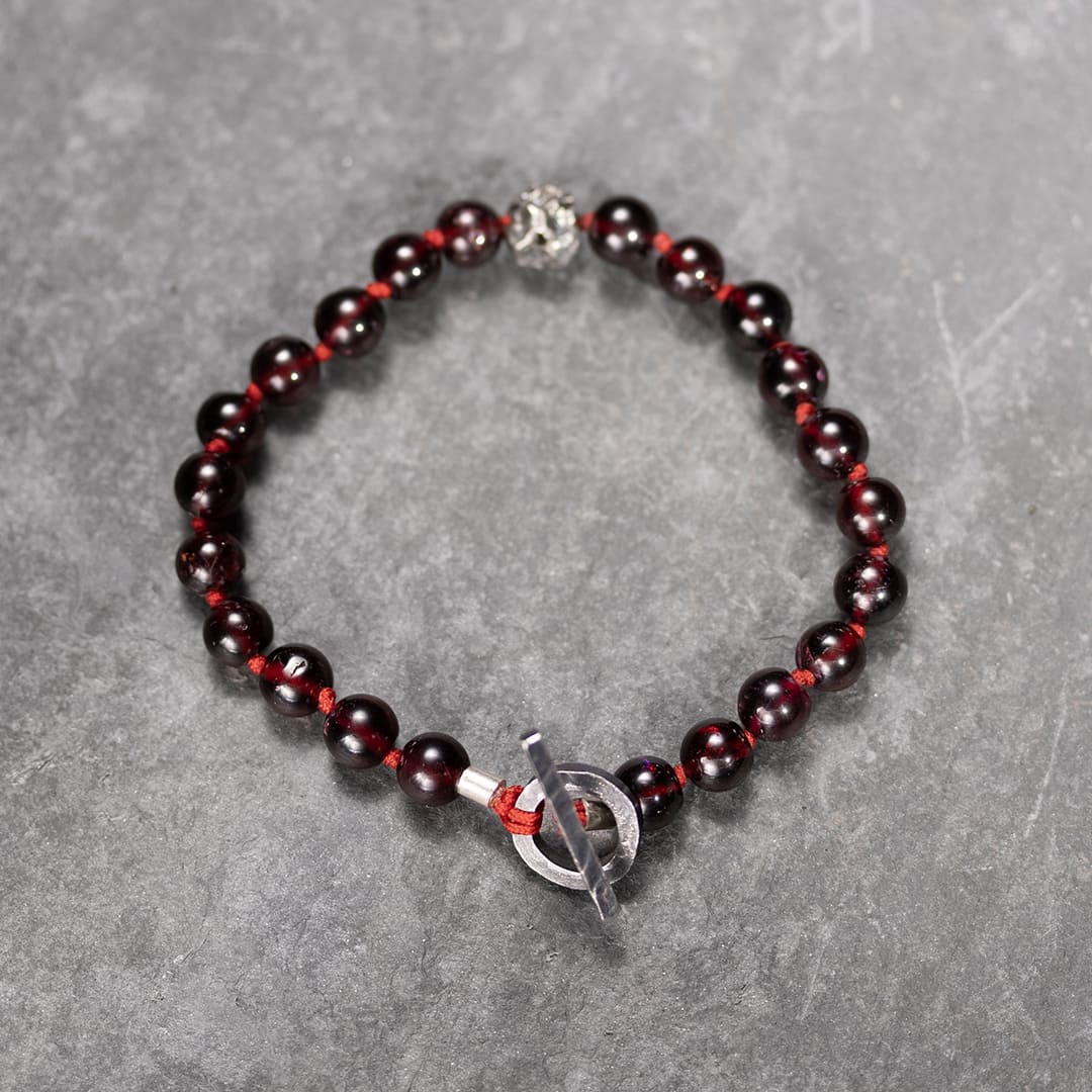 bracelet original en perles de grenat rouge et perle d'argent noir