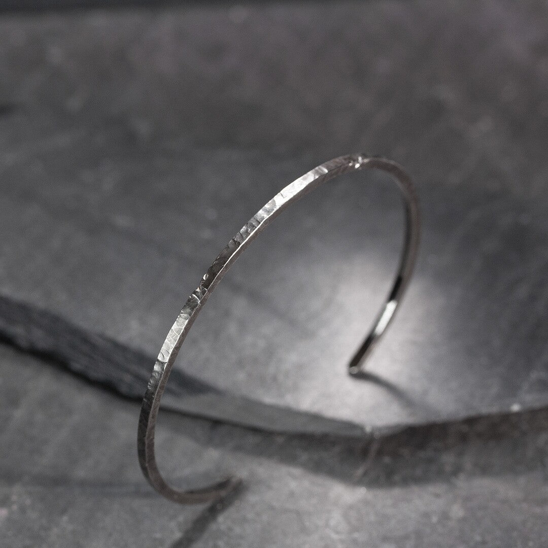 Bracelet jonc en or blanc martelé